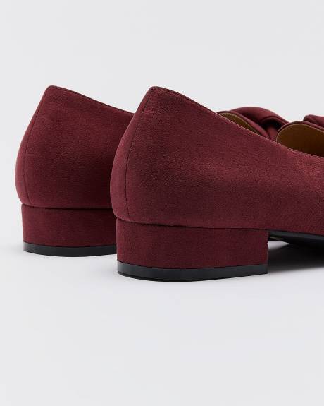 Mocassin en suède avec bout pointu, pied très large