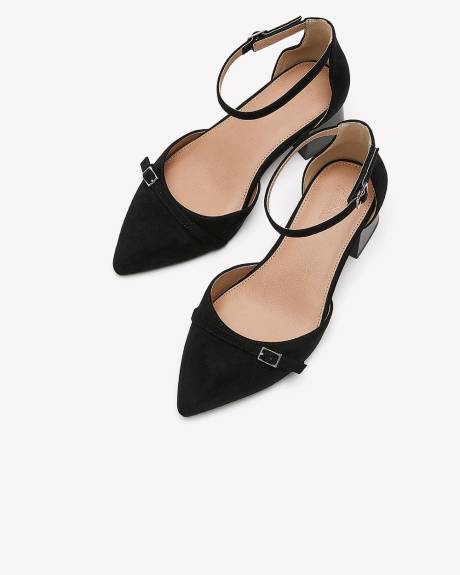 Chaussure noire pointue à talon bloc et bride à la cheville, pied très large