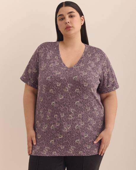 Boyfriend-Fit V-Neck T-Shirt - PENN. Essentials