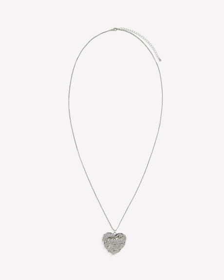 Chaîne argentée longue avec pendentif en coeur
