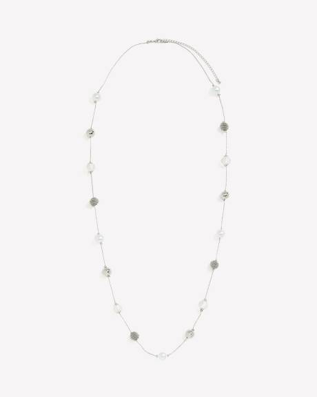 Collier long avec perles et billes alternées