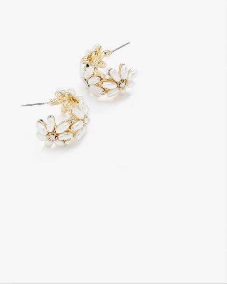 Boucles d'oreilles anneaux avec fleurs en perles