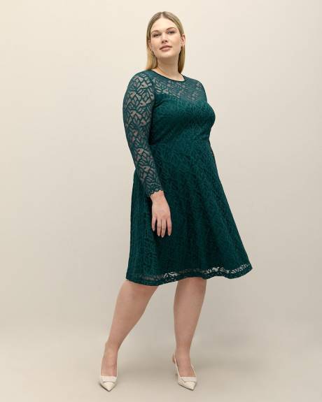 Robe en dentelle à manches longues