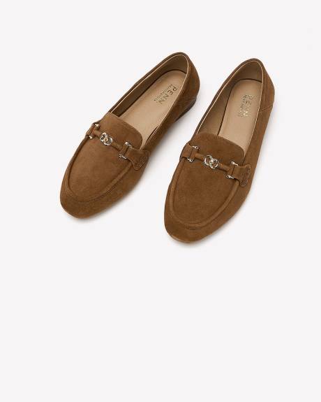 Flâneur en cuir avec chaîne dorée, pied très large