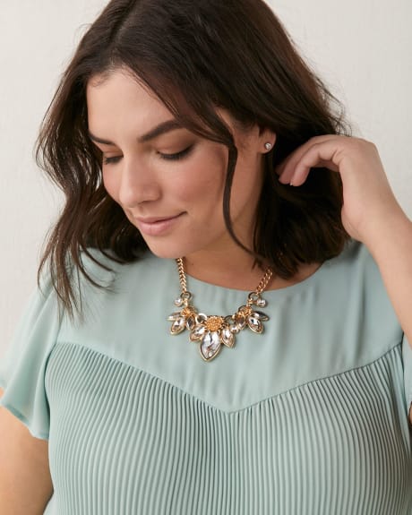 Short Statement Necklace With Flower Stones