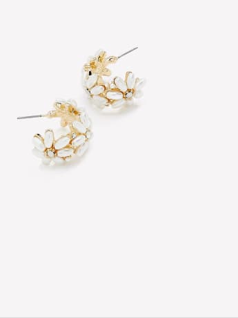Boucles d'oreilles anneaux avec fleurs en perles