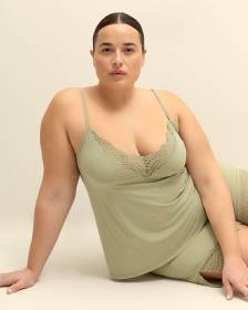 Camisole de pyjama en satin avec dentelle à l'encolure - Déesse Collection