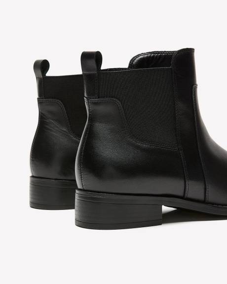 Bottillon Chelsea en faux cuir noir, pied très large