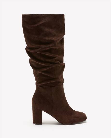 Botte haute plissée en microsuède marron avec talon haut et bout carré, pied très large