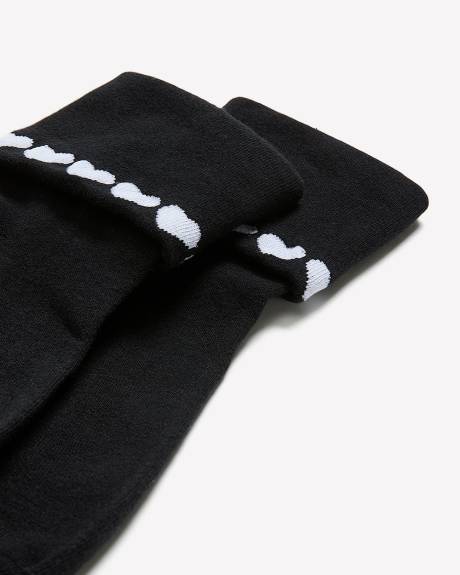 Chaussettes courtes noires avec rebord repli&eacute; orn&eacute; de coeurs