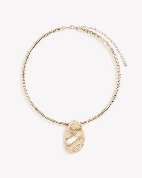 Choker Necklace with Hammered Pendant