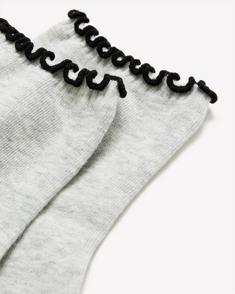 Lettuce-Edge Ankle Socks with Contrast Stitch