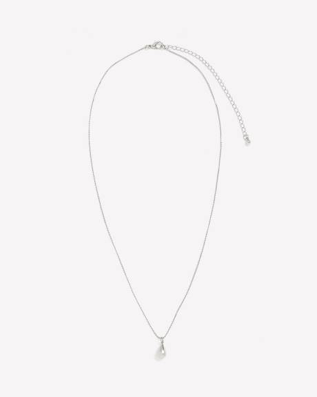 Petit collier d&eacute;licat avec pendentif en forme de goutte