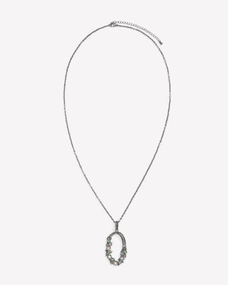 Collier long avec pendentif ovale orné de pierres noires