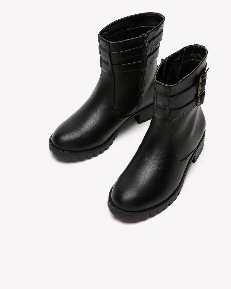 Bottillon noir à double bride et talon bas, pied très large