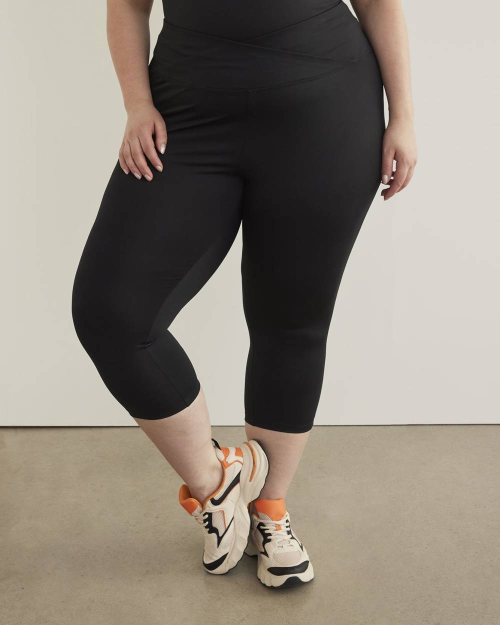 Plus Black Seamless Cropped Gym Leggings