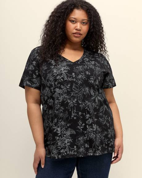Boyfriend-Fit V-Neck Tee - PENN. Essentials