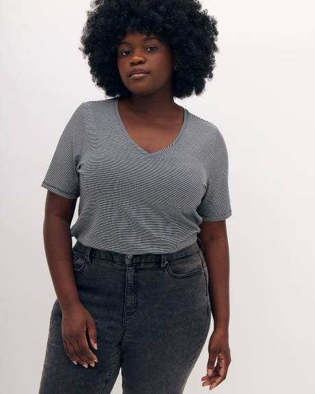 T-shirt encolure en V, coupe silhouette - Addition Elle - Essentiels PENN.