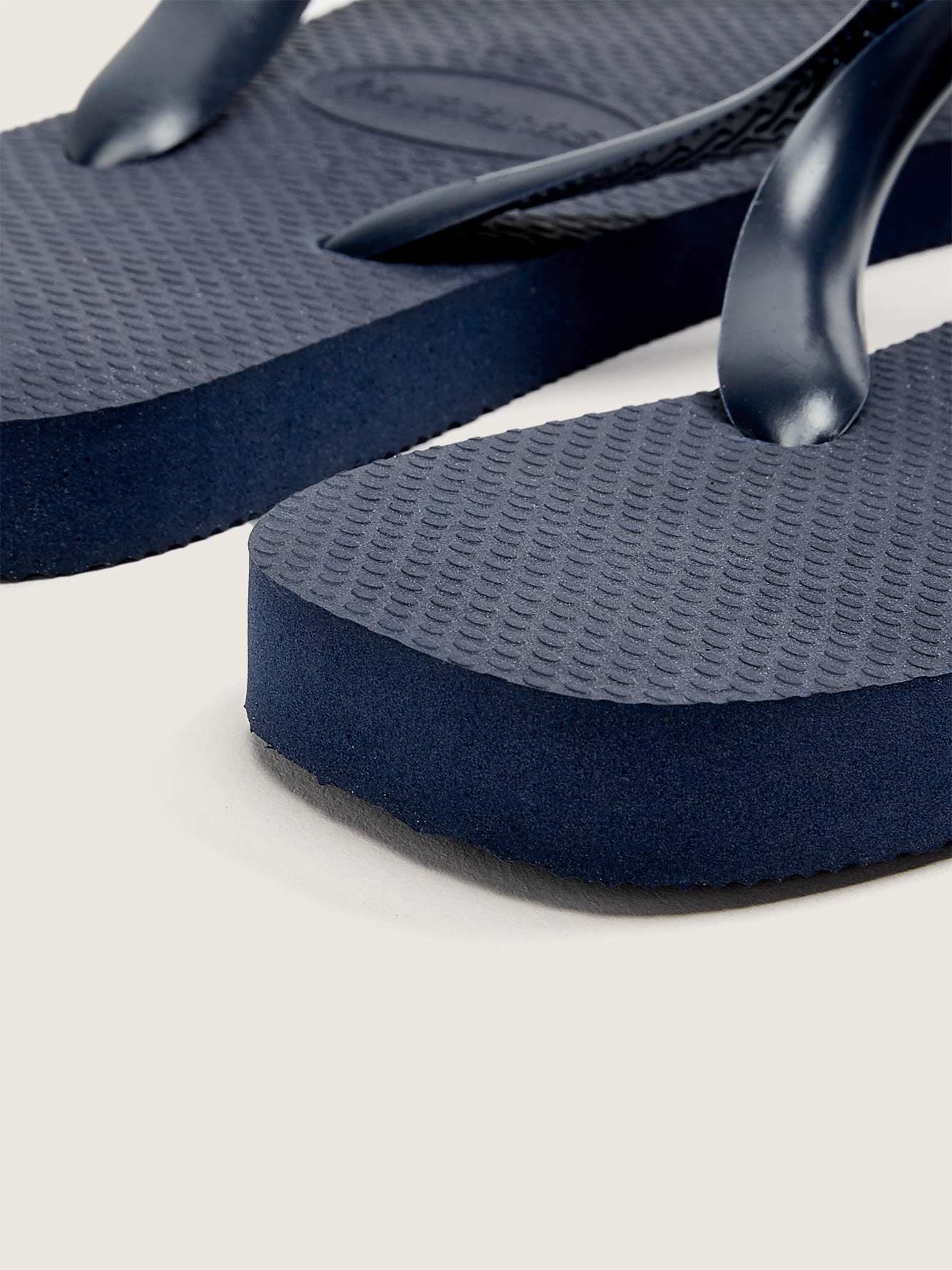 Navy blue deals havaianas flip flops