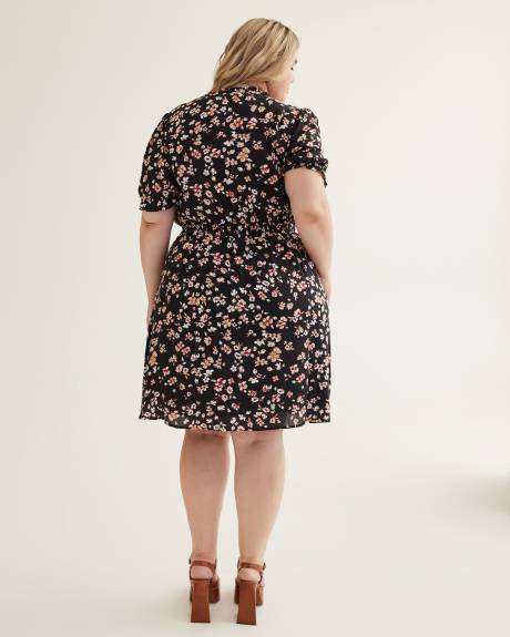 Robe cintrée et évasée avec manches courtes ballon