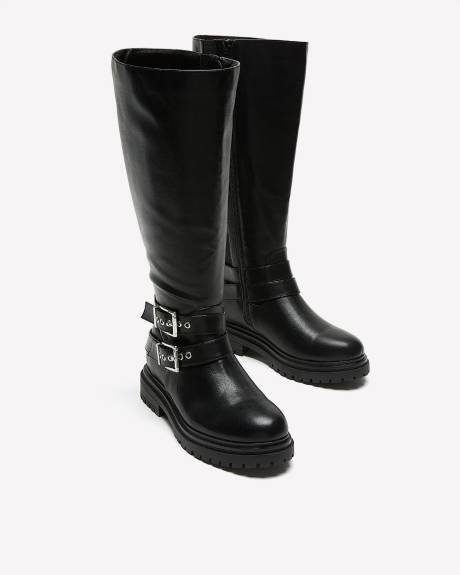 Botte haute noire avec deux brides à boucles à la cheville, pied très large