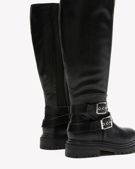 Botte haute noire avec deux brides à boucles à la cheville, pied très large