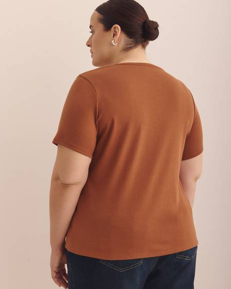 Girlfriend-Fit V-Neck Ribbed Tee - PENN. Essentials