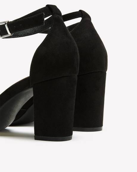 Chaussure noire à talon bloc avec lanière à la cheville, pied très large
