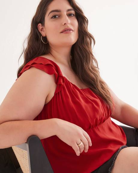 Blouse rouge avec manches à doubles volants