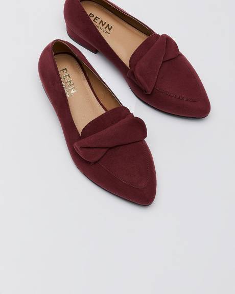 Mocassin en suède avec bout pointu, pied très large