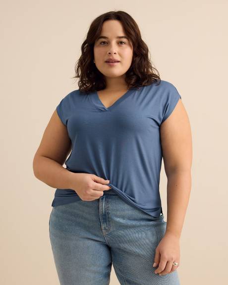 T-shirt &agrave; encolure en V, coupe moderne - Addition Elle - Essentiels PENN.