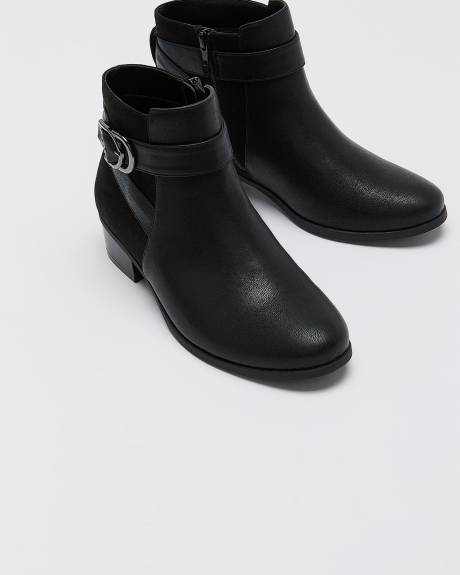 Bottes courtes noires avec lanière, pied très large