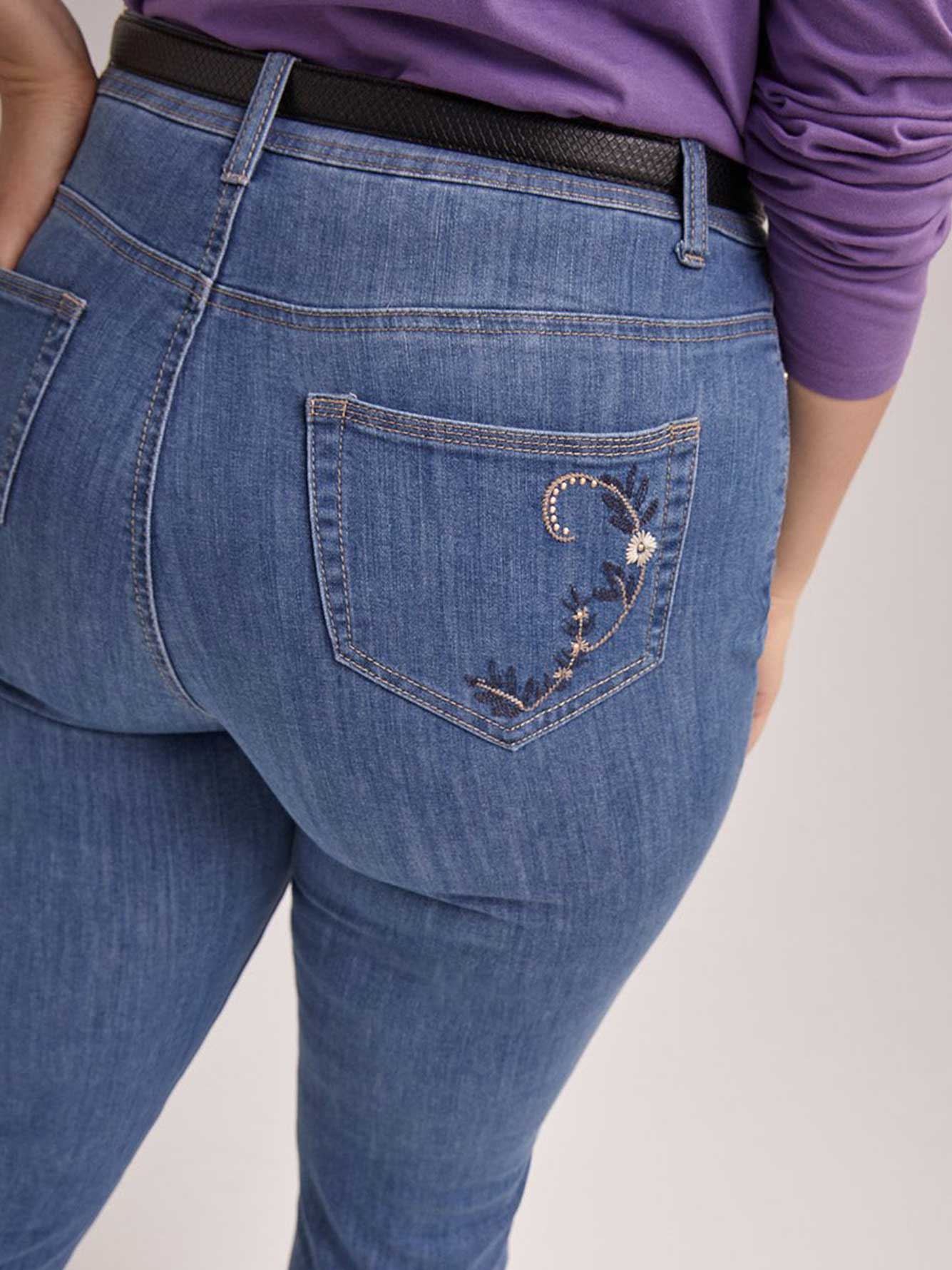 Petite Slightly Curvy Bootcut Jean with Back Pocket Embroidery d/C