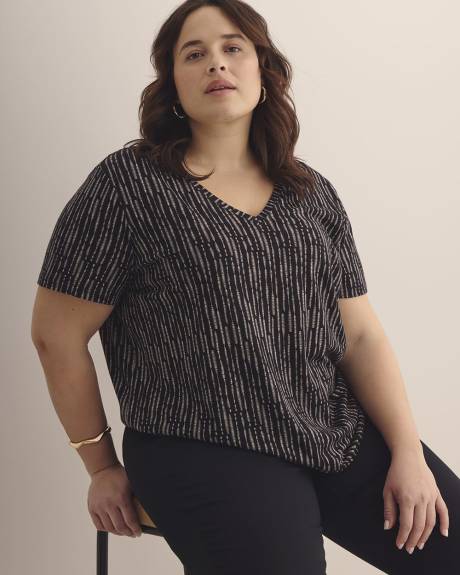 Boyfriend-Fit V-Neck Tee - PENN. Essentials