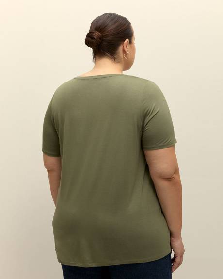 Modern-Fit Short-Sleeve V-Neck Tee - PENN. Essentials