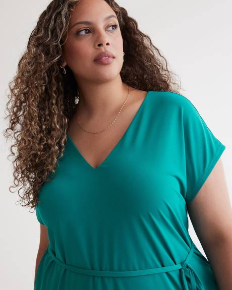 Robe en tricot avec encolure en V à l'avant et au dos