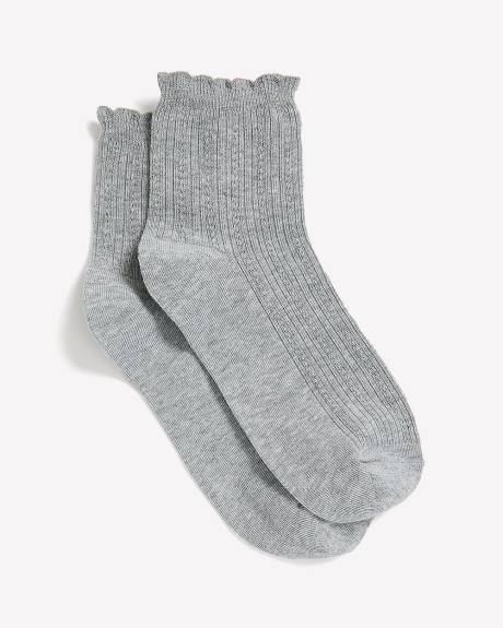 Chaussettes courtes textur&eacute;es &agrave; rebord festonn&eacute;