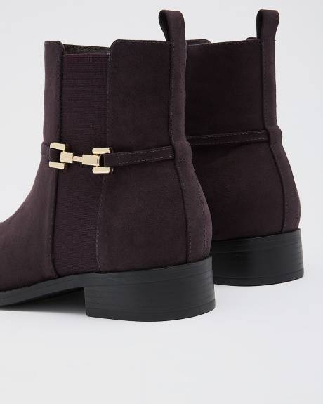 Bottes courtes en faux suède violet avec boucle dorée, pied très large