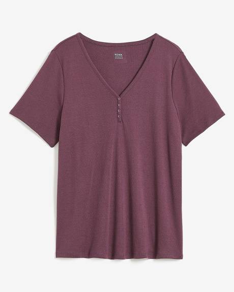 Girlfriend-Fit Tee with Buttons - PENN. Essentials