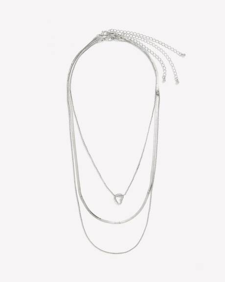 Colliers m&eacute;talliques argent avec pendentif de coeur