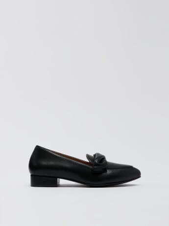 Mocassin en faux cuir noir avec bout pointu, pied très large