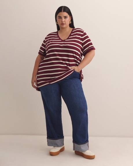 Boyfriend-Fit V-Neck T-Shirt - PENN. Essentials