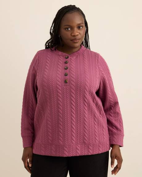 Haut en tricot torsadé à manches longues et col rond boutonné