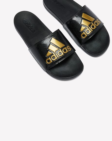 Sandale Adilette noire avec logo doré, taille régulière - adidas