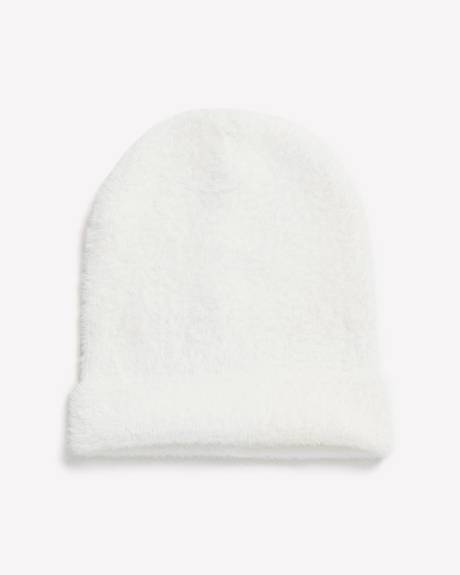 Bonnet blanc en laine pelucheuse