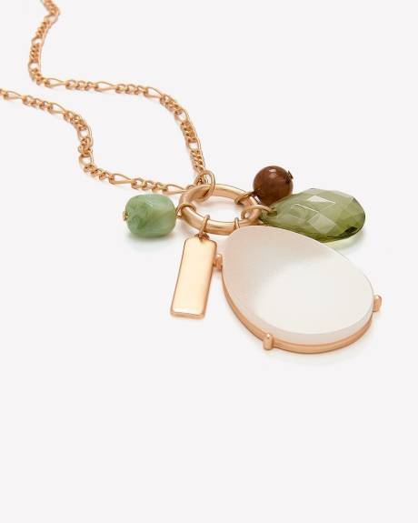 Long collier avec pendentifs groupés