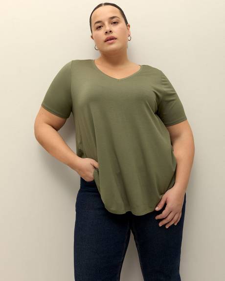 Modern-Fit Short-Sleeve V-Neck Tee - PENN. Essentials