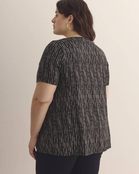 Modern-Fit Short-Sleeve V-Neck Tee - PENN. Essentials