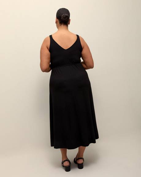 Responsible, Sleeveless Flared Maxi Dress with Belt