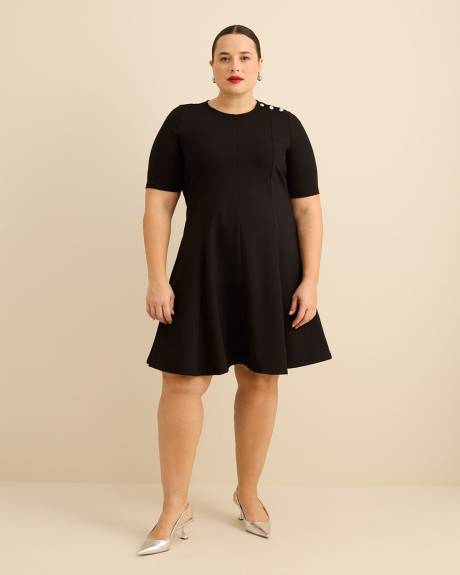 Robe cintr&eacute;e et &eacute;vas&eacute;e en tricot c&ocirc;tel&eacute; avec manches aux coudes